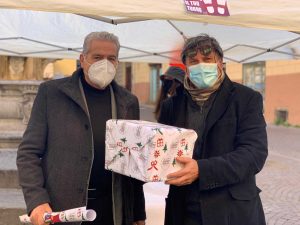 Viterbo - I gazebo con la carta Tricolore di FdI
