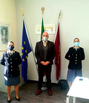 Terni - Il questore Roberto Massucci con le due nuove poliziotte