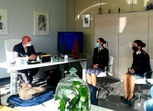 Terni - Il questore Roberto Massucci con le due nuove poliziotte
