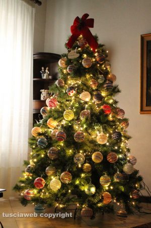 Viterbo - Albero di Natale decorazioni interamente dipinte a mano, lo scatto di Stefania Bastoni