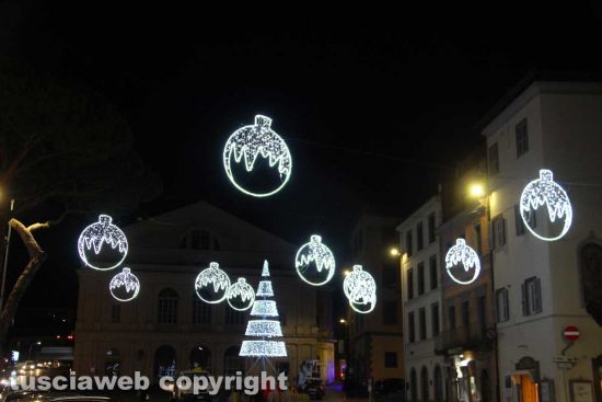 Viterbo - L'albero di Natale in piazza del Teatro