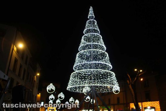 Viterbo - L'albero di Natale in piazza del Teatro