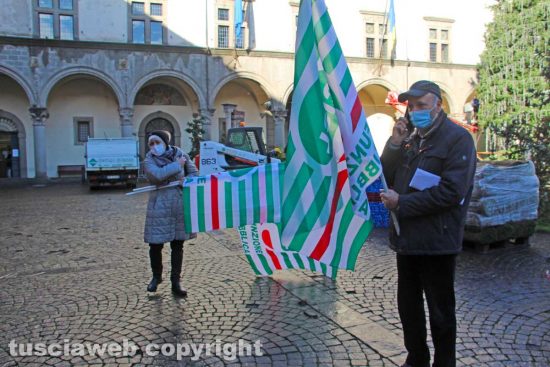 Viterbo - I sindacalisti della Cisl in piazza del plebiscito
