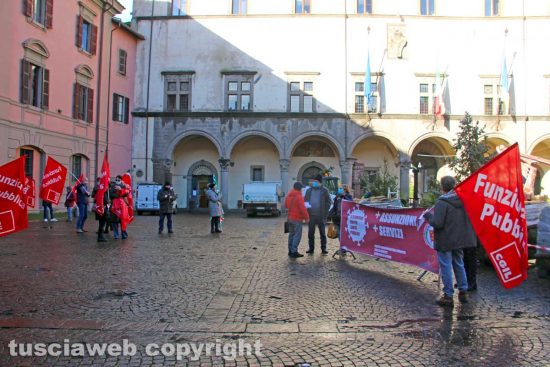 Viterbo - La manifestazione dei sindacati in piazza del plebiscito