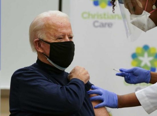 Joe Biden si vaccina