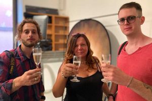 Lietta Granato con due studenti