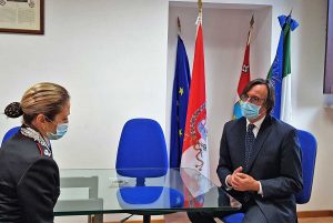 Il capitano Palmina Lavecchia in visita al Comune 