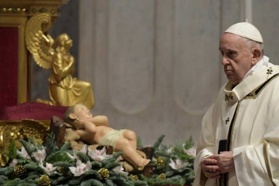 Papa Francesco durante la messa della notte di Natale