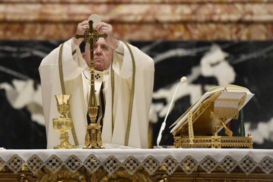 Papa Francesco durante la messa della notte di Natale