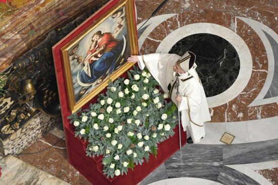 Papa Francesco durante la messa della notte di Natale