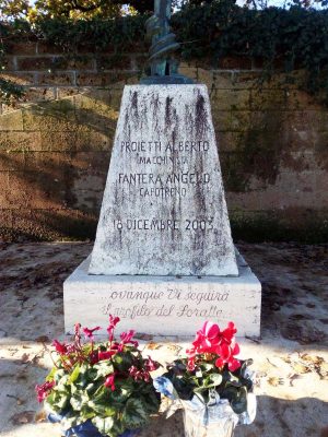 Il monumento in ricordo di Alberto Proietti e Angelo Fantera