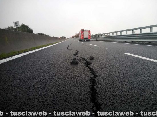 Viterbo - La voragine che si è aperta sull'asfalto della superstrada