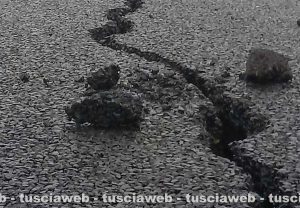 Viterbo - La crepa che si è aperta sull'asfalto della superstrada