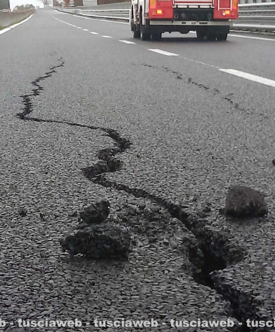Viterbo - La voragine che si è aperta sull'asfalto della superstrada