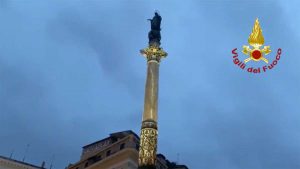 La statua a piazza di Spagna