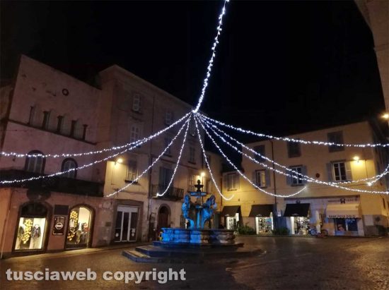 Viterbo - L'illuminazione di piazza delle erbe