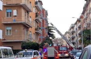 Viterbo - Tenta di gettarsi dal balcone - Intervento dei vigili del fuoco
