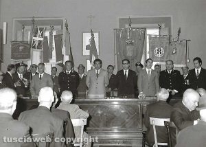 Domenico Mascarucci davanti al gonfalone comunale, accanto Renzo Trappolini