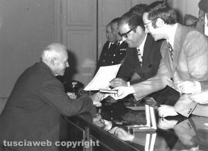 Domenico Mascarucci davanti al gonfalone comunale, accanto Renzo Trappolini