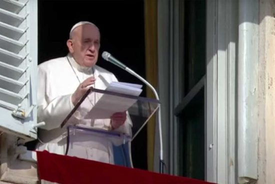 Città del Vaticano - Papa Francesco recita l'Angelus