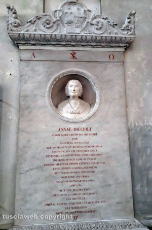 Viterbo - Il monumento ad Anna Riccioli nella chiesa della Trinità