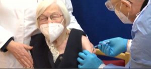 Gertrud Haase, la prima vaccinata di Berlino
