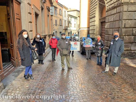 Viterbo - Il comitato "Non ce la beviamo"