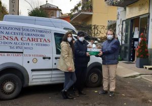 L'enoteca La giara consegna i panettoni alla mensa della Caritas