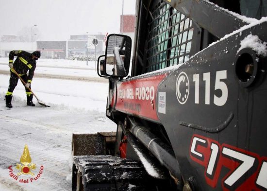 Vigili del fuoco al lavoro per la neve