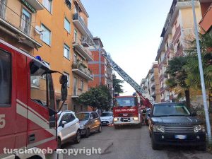 Viterbo - Tenta di gettarsi dal balcone - Intervento dei vigili del fuoco