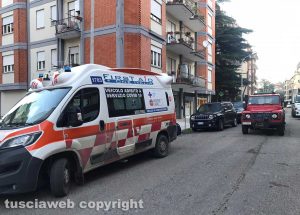 Viterbo - Tenta di gettarsi dal balcone - Intervento dei vigili del fuoco
