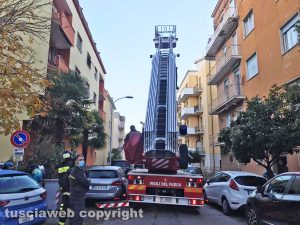Viterbo - Tenta di gettarsi dal balcone - Intervento dei vigili del fuoco