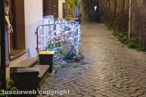Viterbo - Luci sulla transenna in via San Girolamo