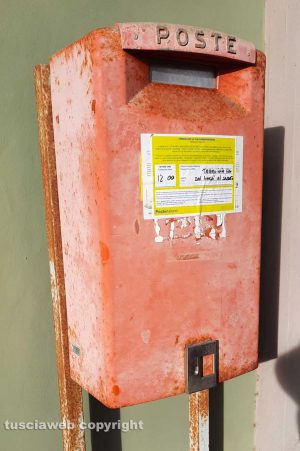 Tarquinia - La buca per le lettere accanto all'ufficio postale