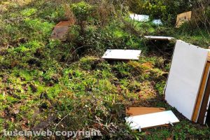 Vetralla - Rifiuti nel bosco di Monte Fogliano