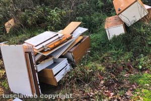 Vetralla - Rifiuti nel bosco di Monte Fogliano