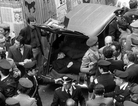 Il ritrovamento del corpo di Aldo Moro in via Caetani nella Renault rossa