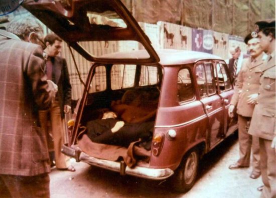 Il ritrovamento del corpo di Aldo Moro in via Caetani nella Renault rossa