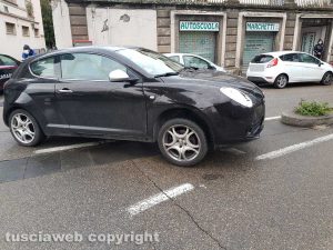 Viterbo - Piazzale Gramsci - Auto finisce sullo spartitraffico