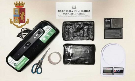 Squadra mobile - Una parte della droga e del materiale sequestrato