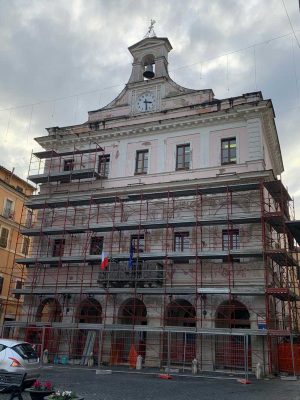 Partiti questa mattina i lavori di rifacimento della facciata del palazzo comunale