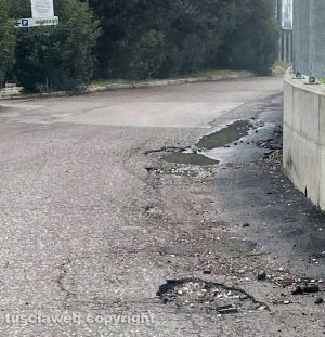 Orte - Le buche nella strada per il parcheggio