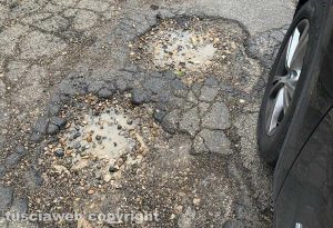 Orte - Le buche nella strada per il parcheggio