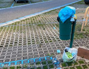 Orte - Secchi pieni al parcheggio della stazione