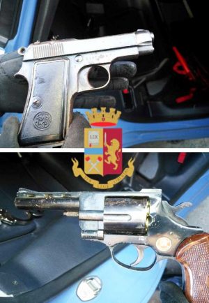 Napoli - Sequestrate armi e munizioni nascoste in un’auto rubata