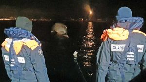 Guardia costiera - La carcassa della balenottera nel porto di Sorrento