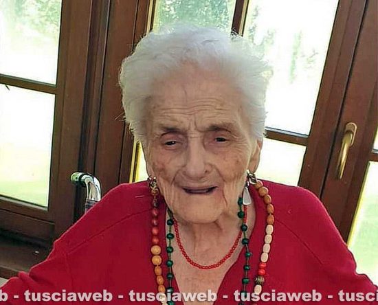 Celleno - Nonna Giulia si vaccina contro il Covid a 105 anni