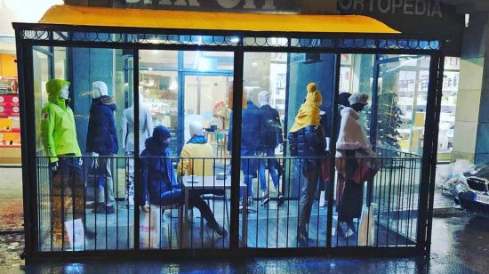 Saluzzo - Assembramenti di manichini in un bar