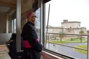 Civitavecchia - Il vescovo Ruzza benedice il porto