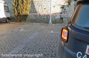 Montefiascone - Sasso colpisce auto in sosta - L'intervento dei carabinieri